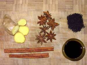 Il "tagliere" delle spezie: zenzero, anice stellato, cannella. Sulla destra, tè nero e, nella ciotola, salsa di soia.