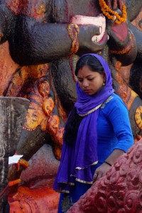 Kathmandu, piazza Durbar. Liturgia presso rappresentazione di Bhairava