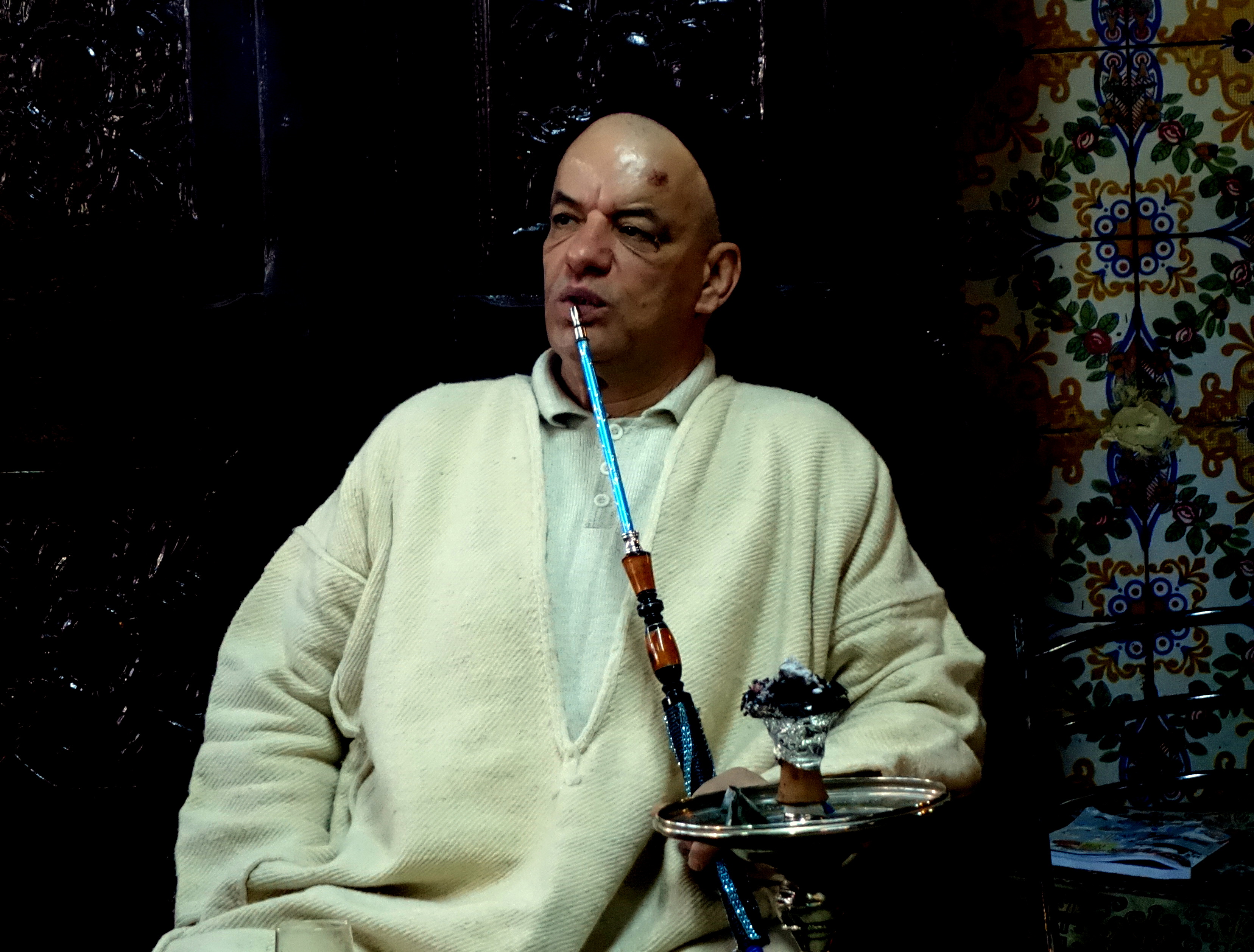 Tunisi. Fumatore di shisha